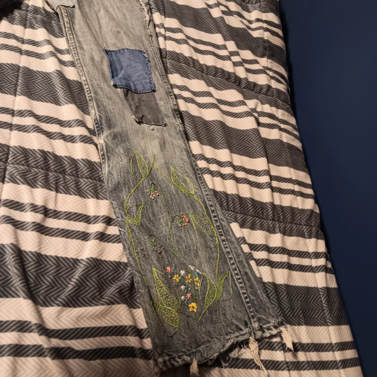 Embroidered and Patchwork Denim Jeans - photo 3