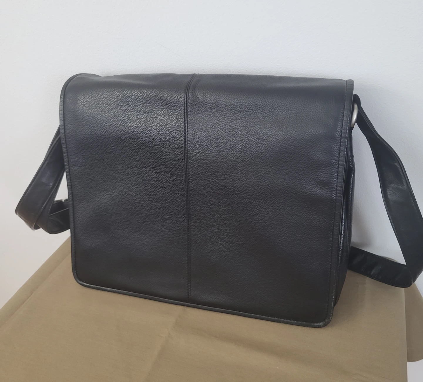 Black genuine leather messenger bag - photo 2