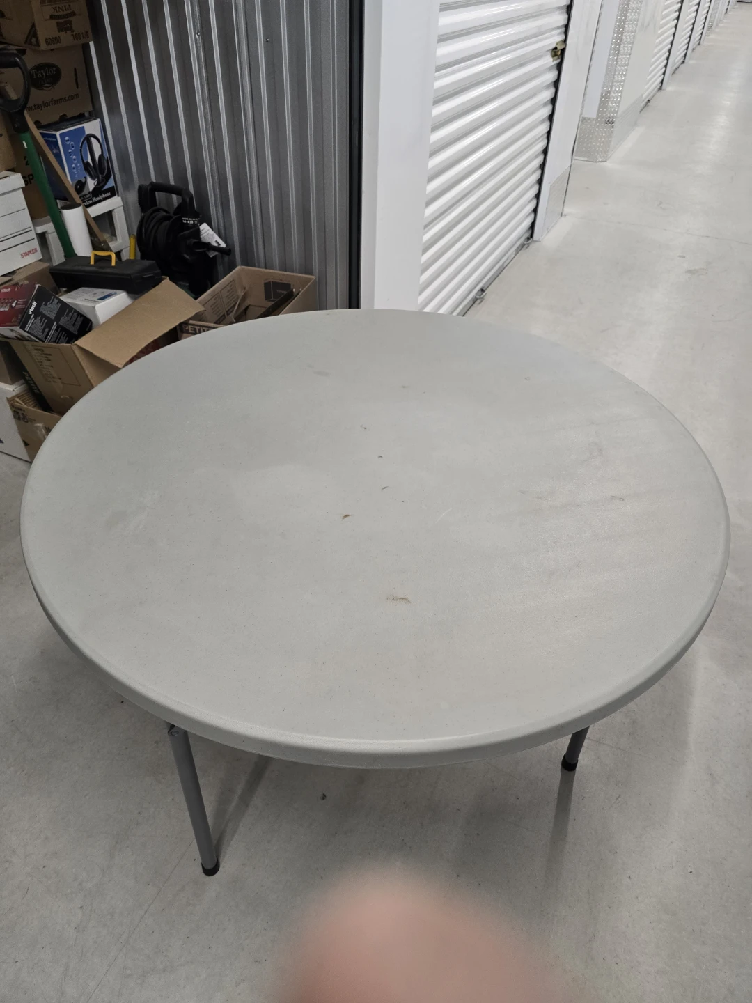 Folding round table