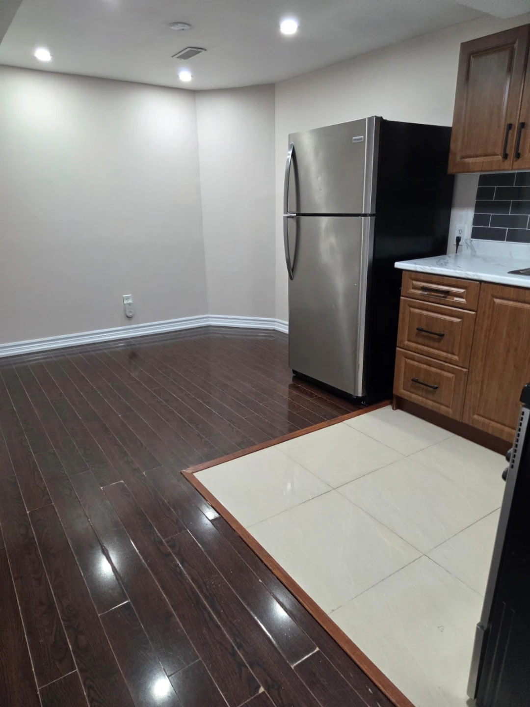 Spacious & Newly renovated 2 bedroom basement apartment - photo 3