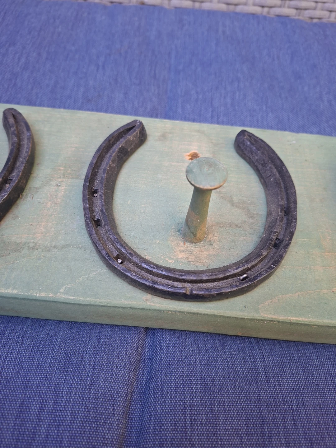 Rustic Horseshoe Wall Hook Rack - photo 3