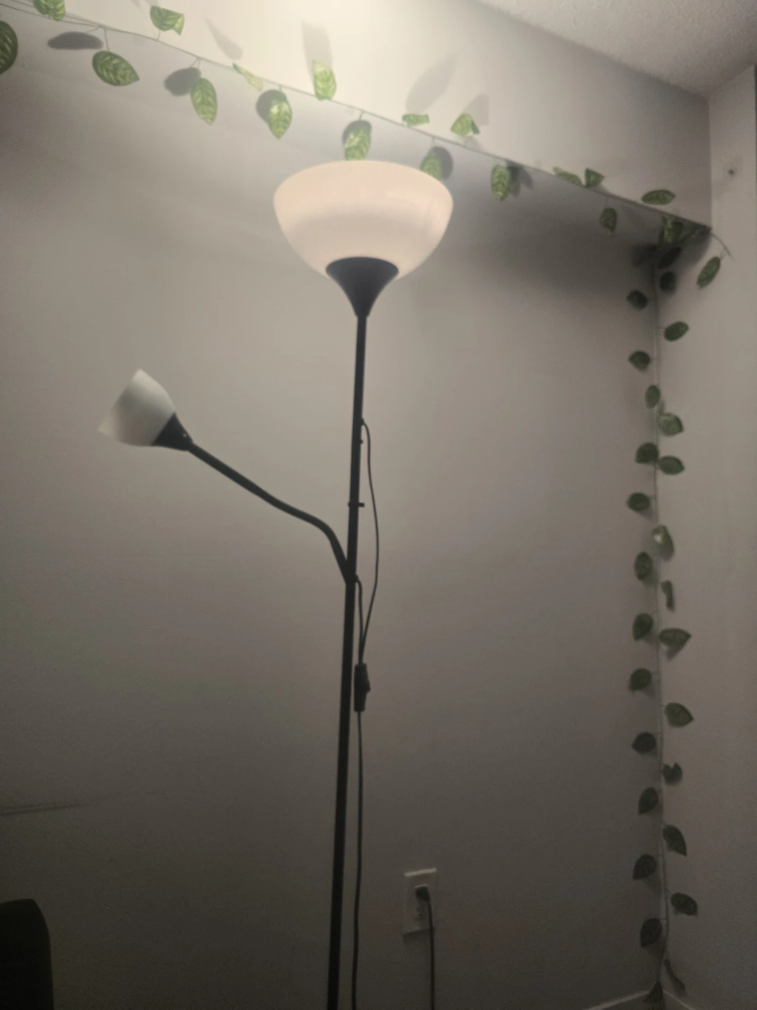 Floor lamp with adjustable reading light