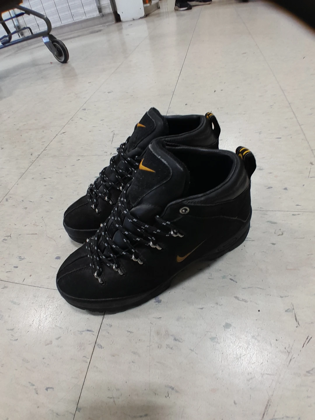 Nike Manoa Black Hiking Boots For Boys/Teens Size 5 - photo 2