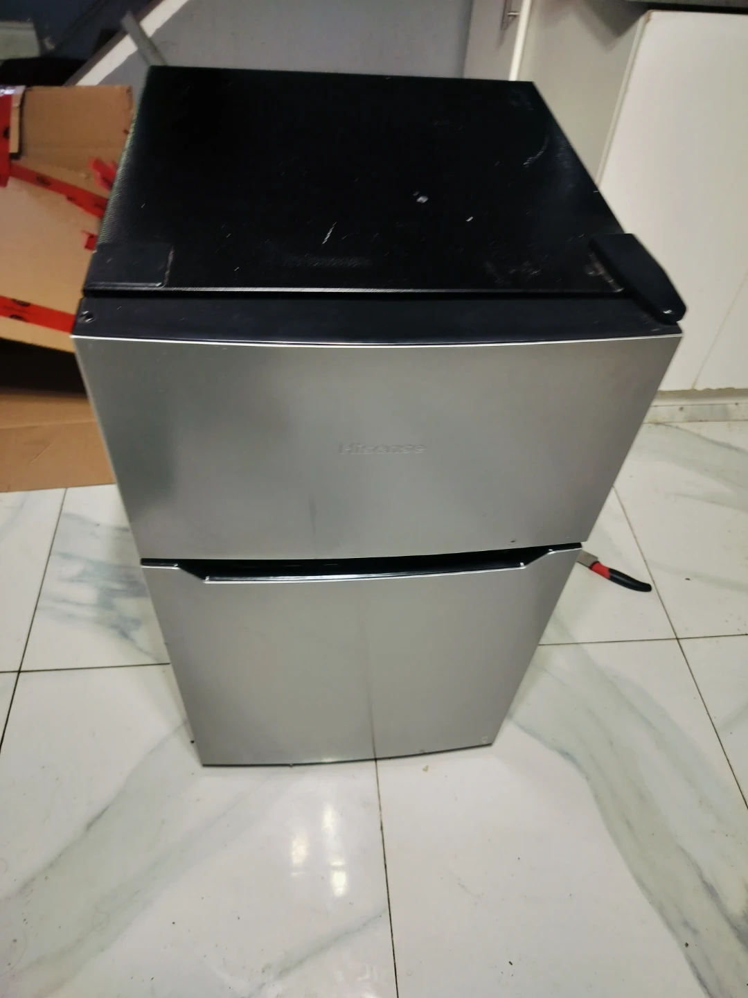 Hisense Compact 2-Door Refrigerator - photo 4