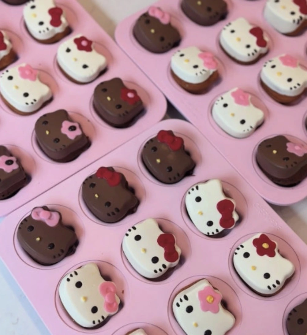 CHEFMADE Hello Kitty 12-Cup Cake Pan - photo 4
