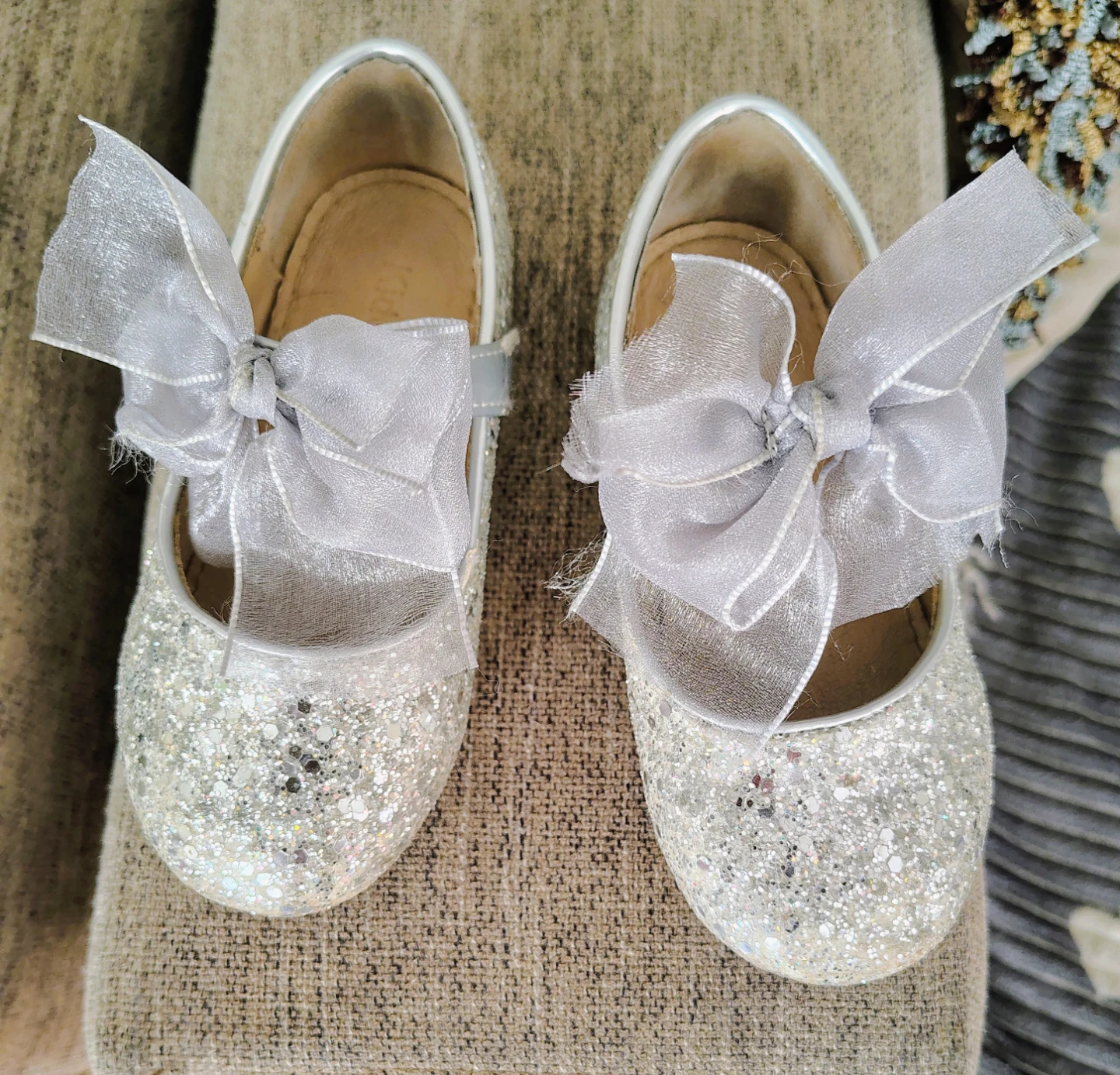 Sz 7 Sparkly silver glitter flats with bows