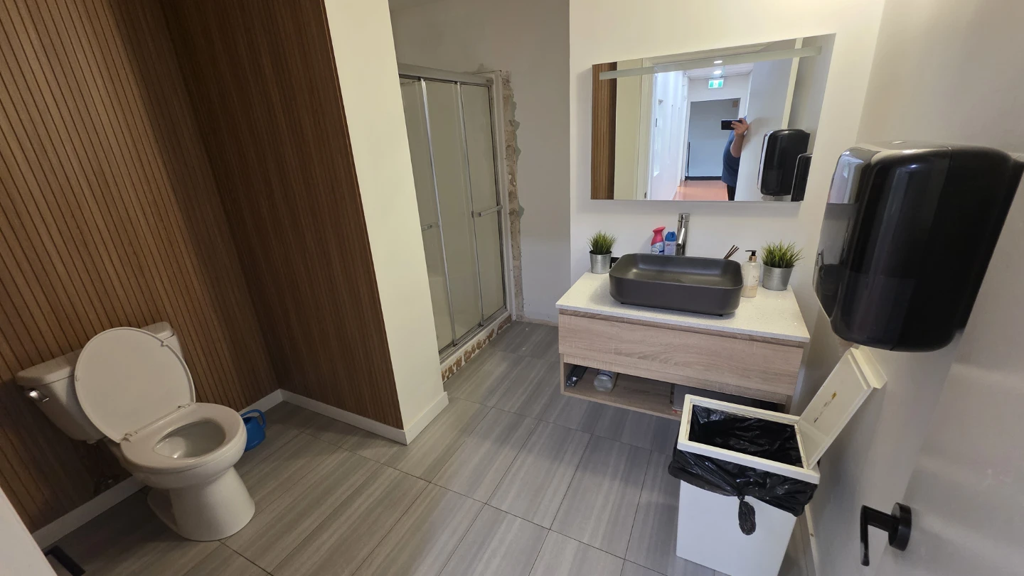 FULLY FURNISHED MASSAGE TREATMENT ROOM AVAILABLE FOR RMT - photo 2