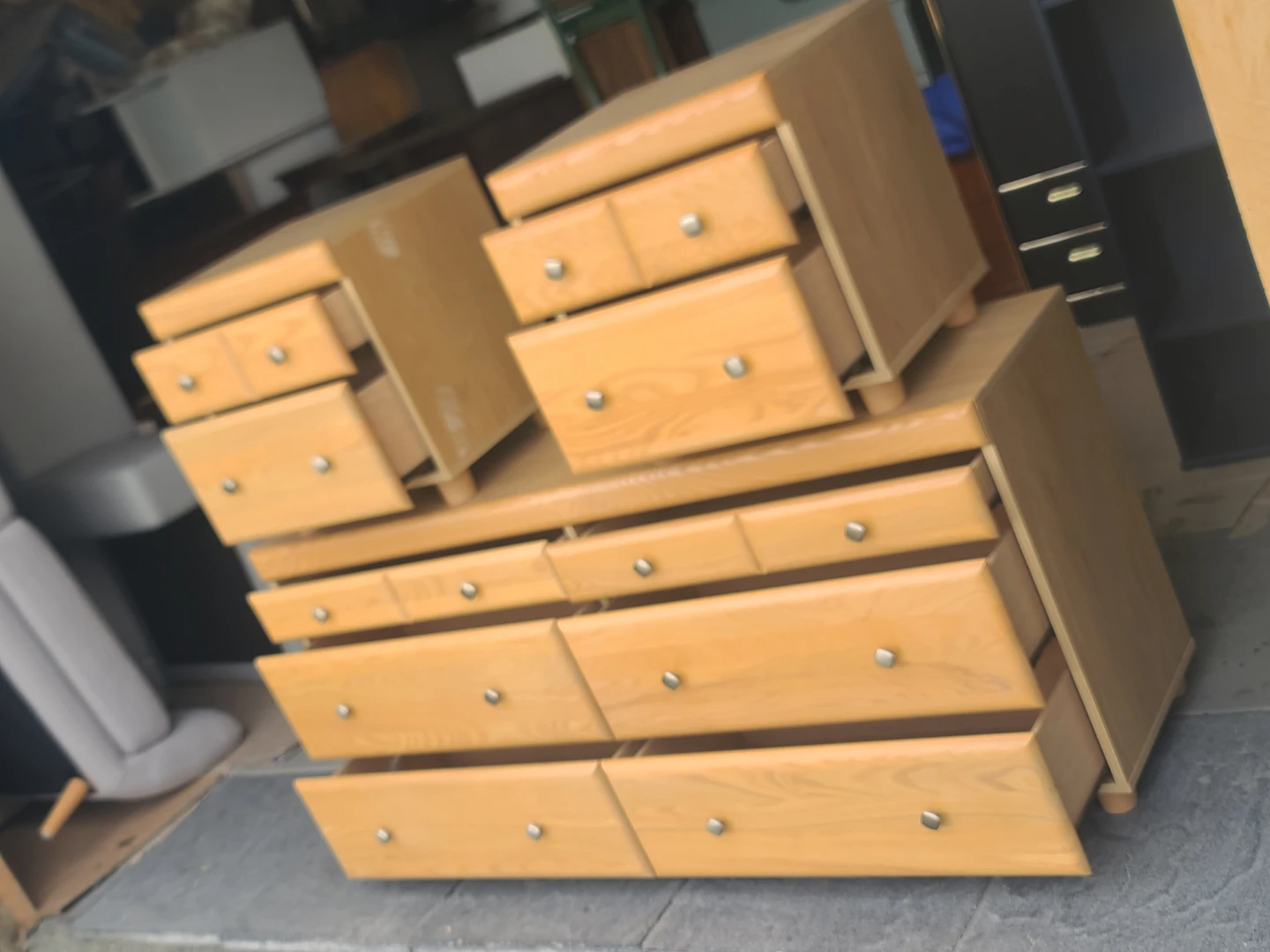 Palliser Dresser and Two Nightstands - photo 2