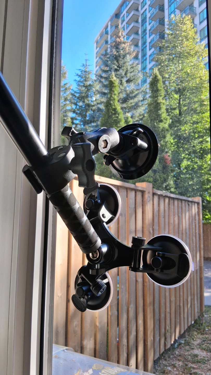 suction mount car windshield invisible stick insta360 - photo 3