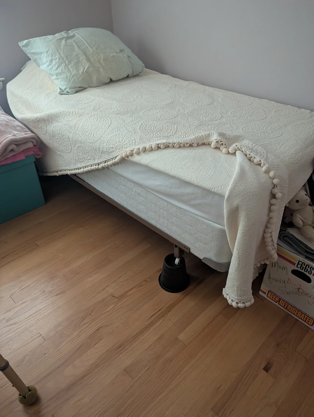 Twin size bed with cream pom-pom quilt - photo 2