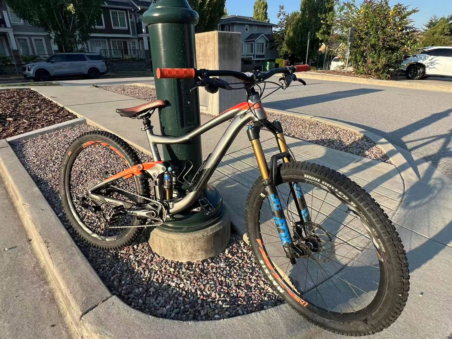 Giant Trance 3 medium 27.5 - heavily modified - negotiable