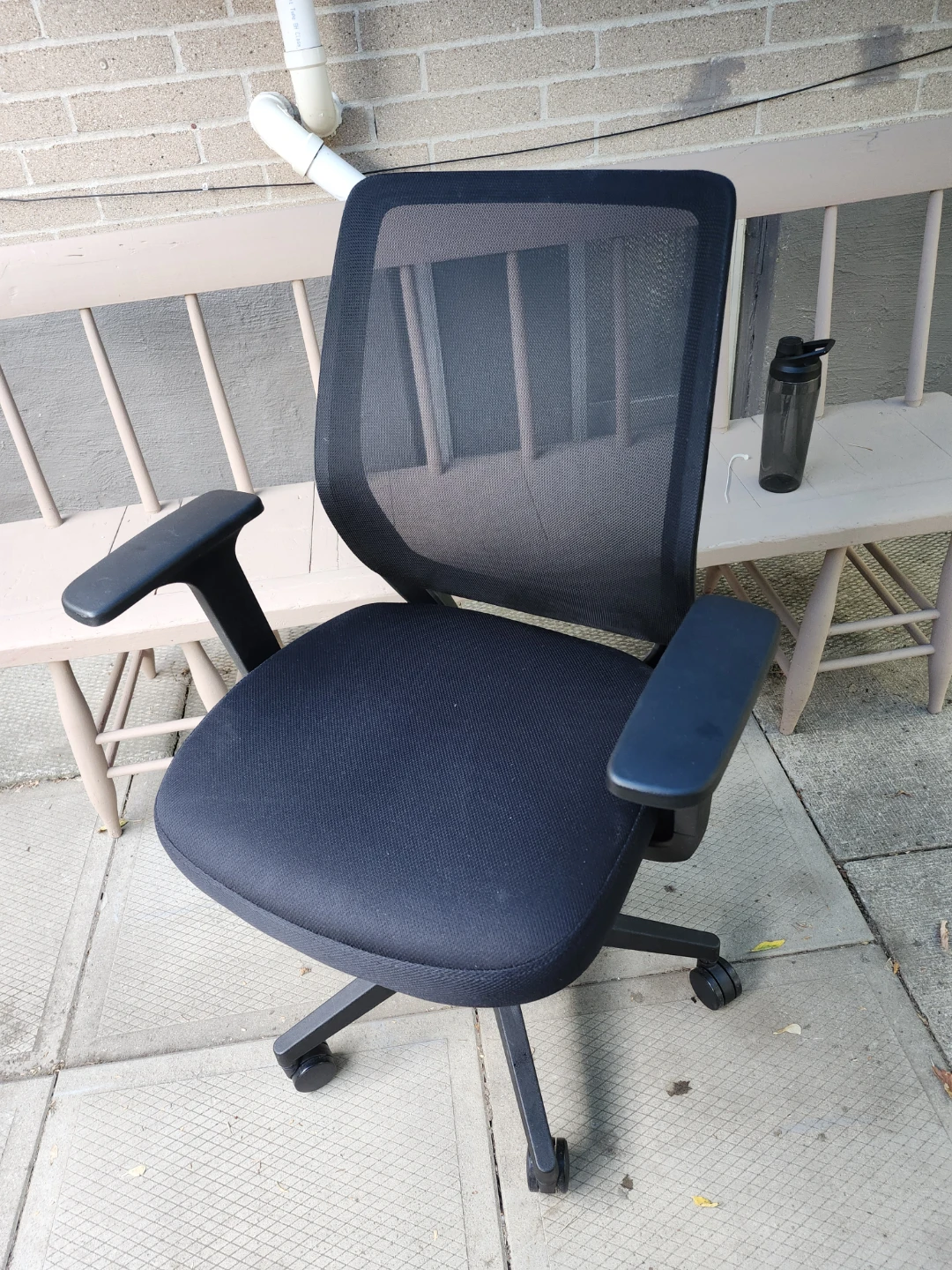 Black mesh office chair LIKE NEW - photo 3