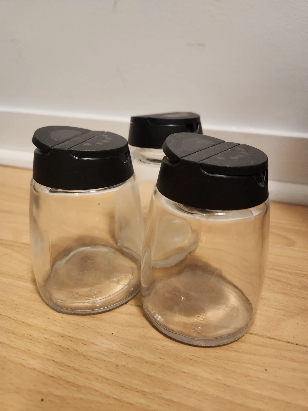 Free: 3 spice containers/shakers
