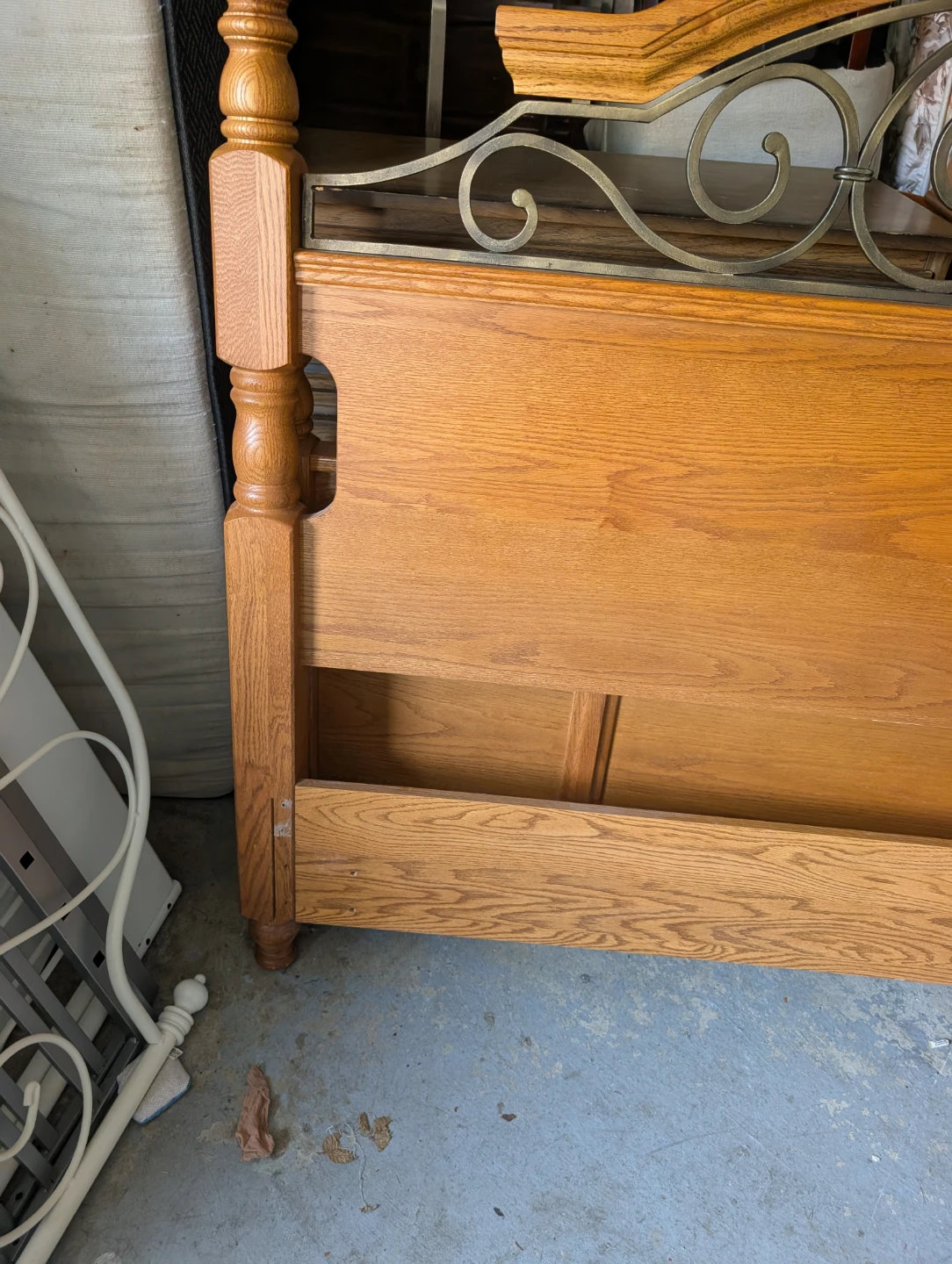 Oakwood heavy build Queen bed (free delivery) - photo 3