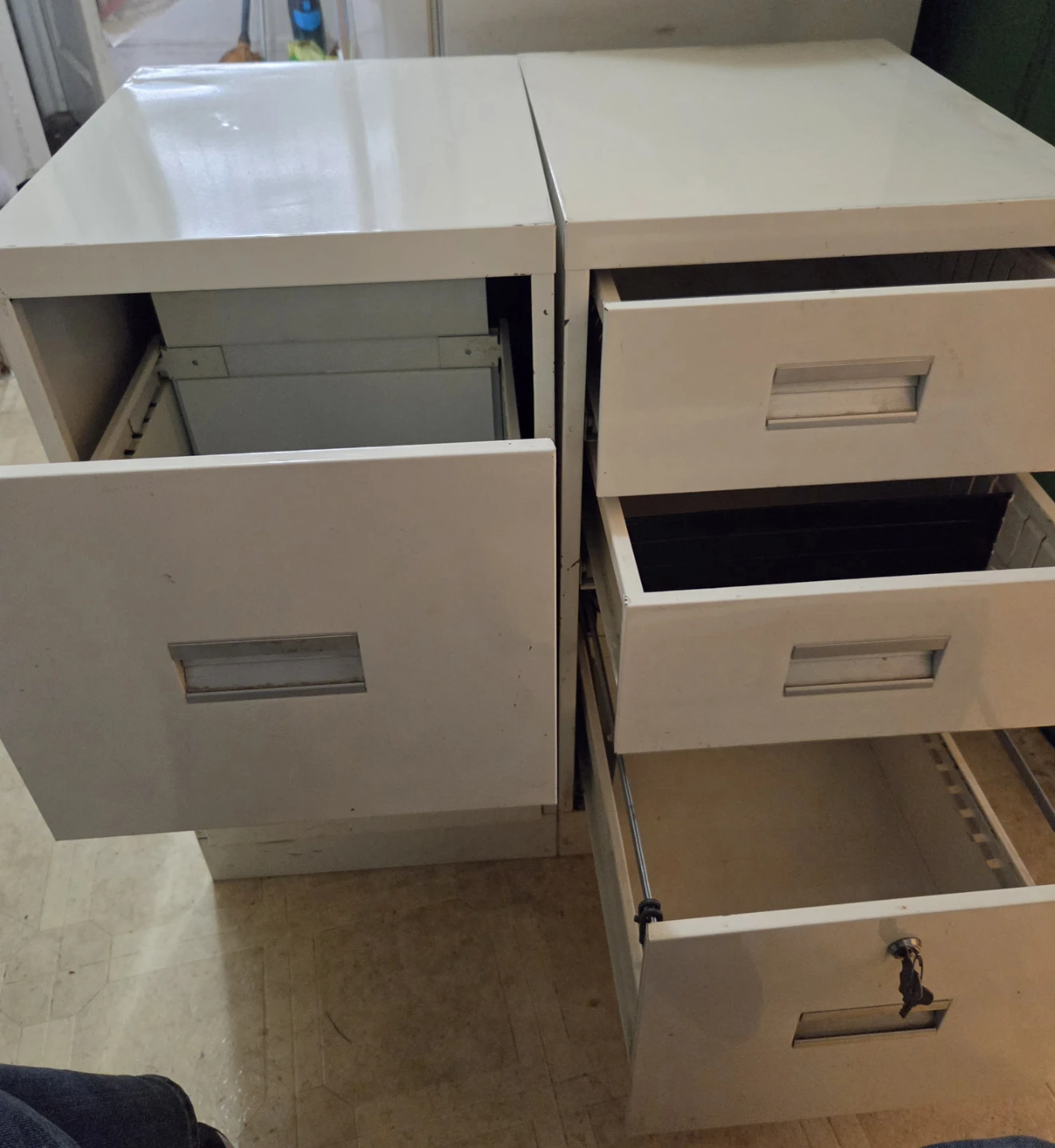Set of 2 White Metal Filing Cabinets - photo 2