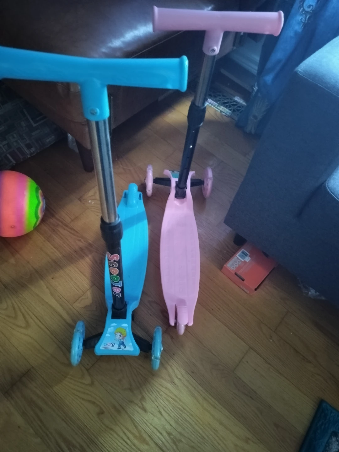 🏈Two children's three-wheel scooters