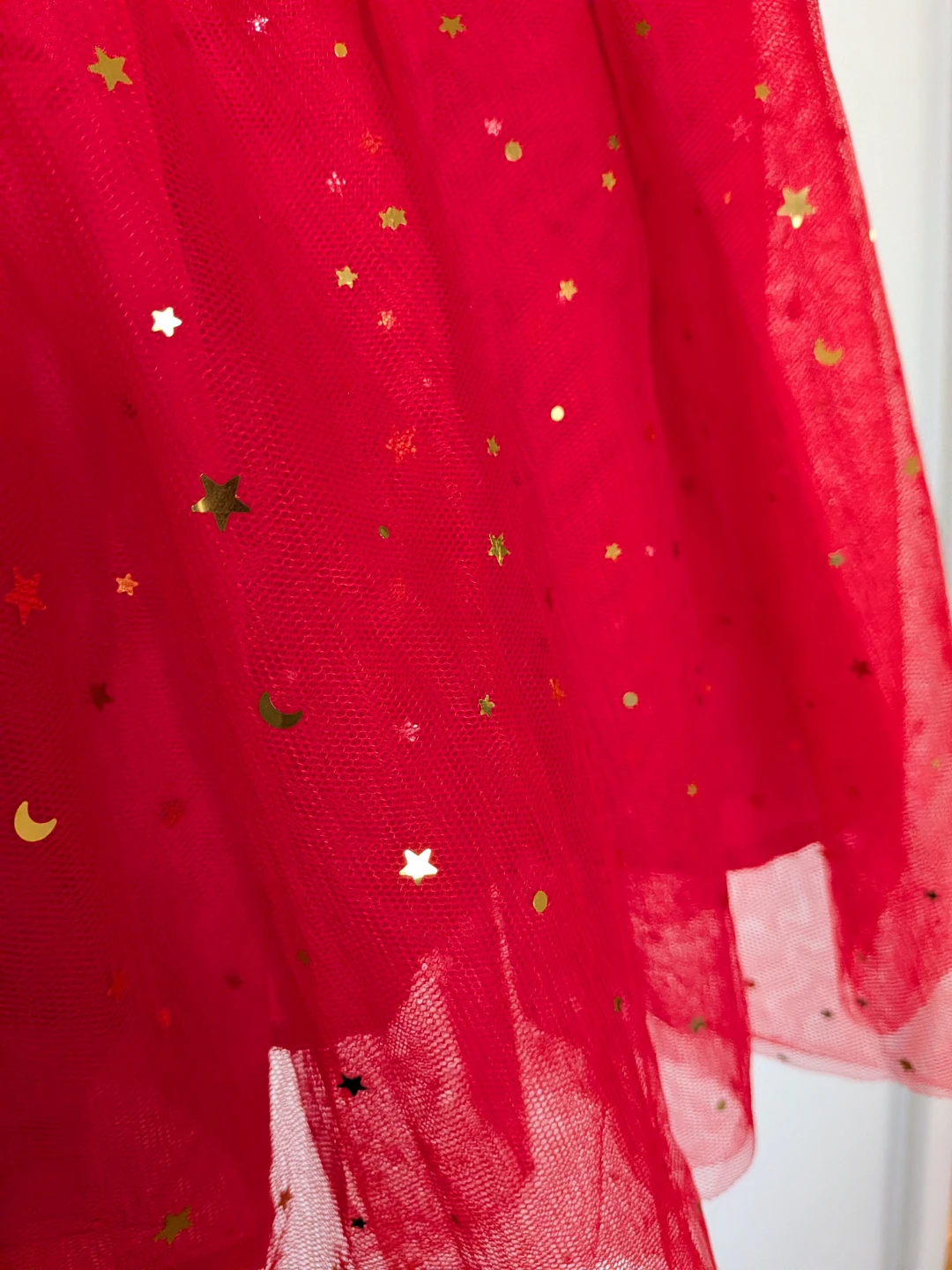 Red Tulle Skirt with Gold Stars, Size 140🏈 - photo 2