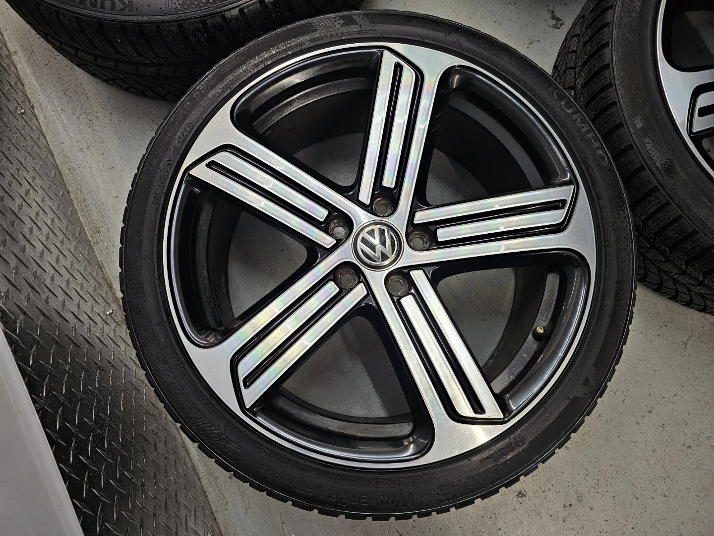 VOLKSWAGEN GOLF R WINTER TIRES ON O.E.M RIMS 225/40 R19 - photo 4
