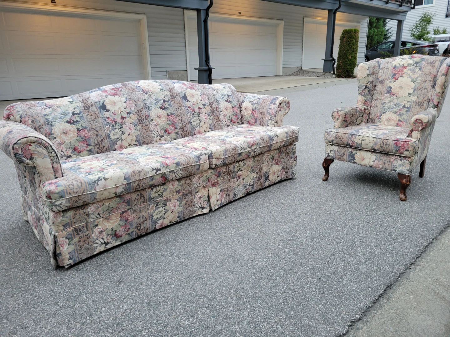 Vintage Floral 3-Seater Sofa / Couch and Matching Armchair Set. - photo 2