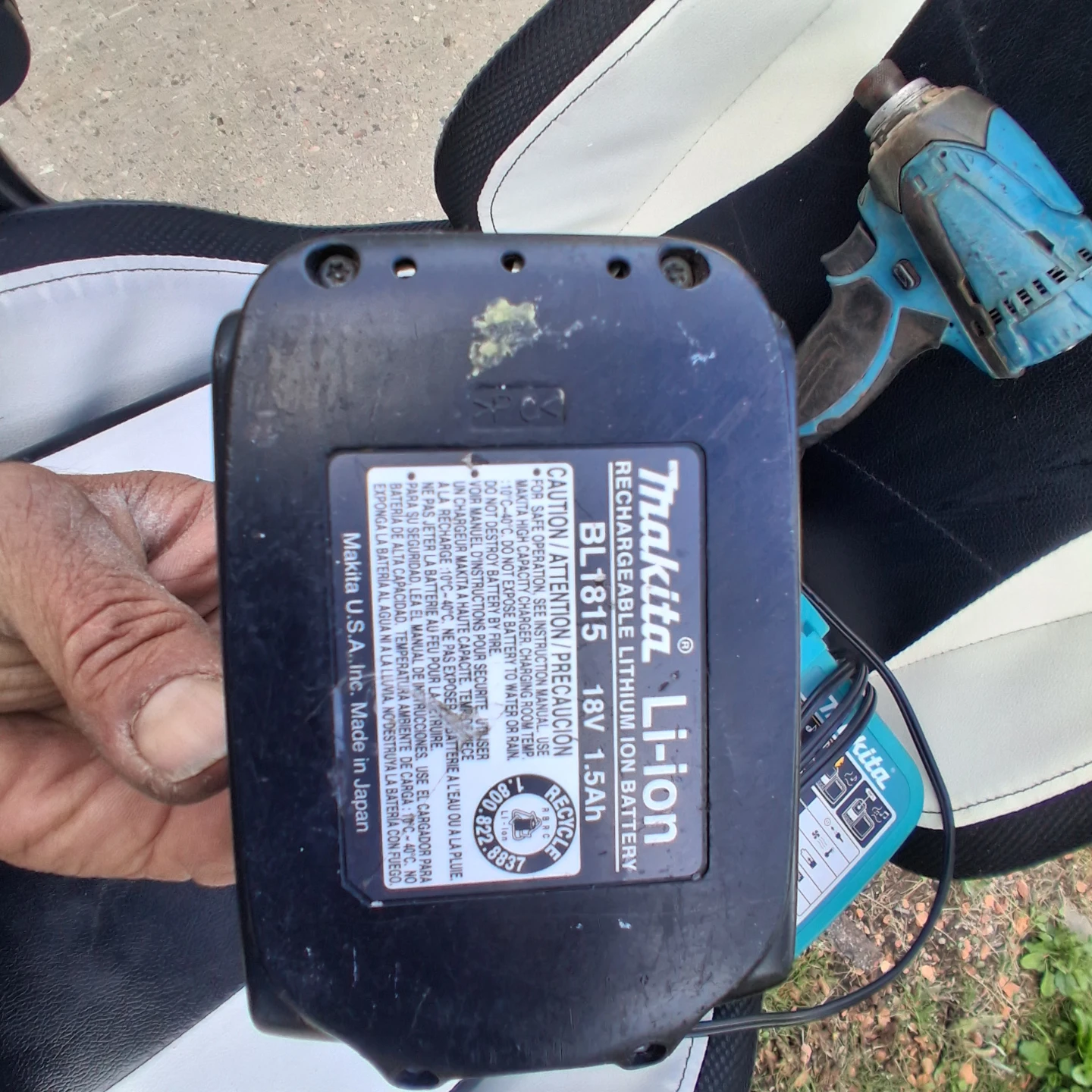 Makita 18V Cordless Impact Driver with Charger and Battery - photo 2