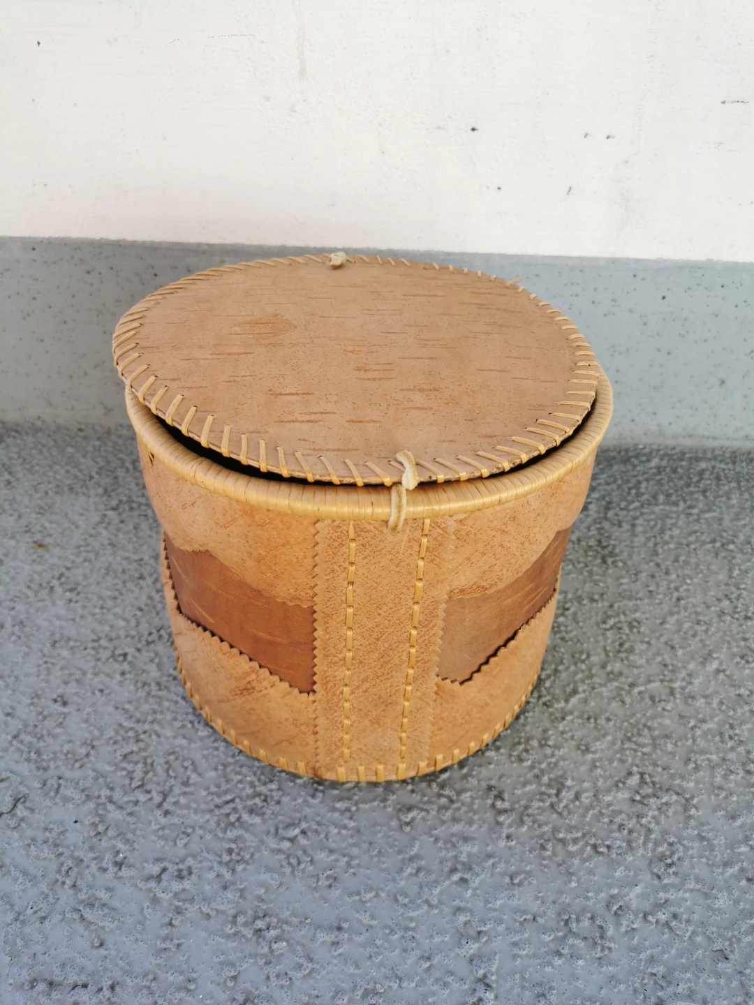 Vintage Handcrafted Birch Bark Lidded Box Vessel Leather Tie - photo 2