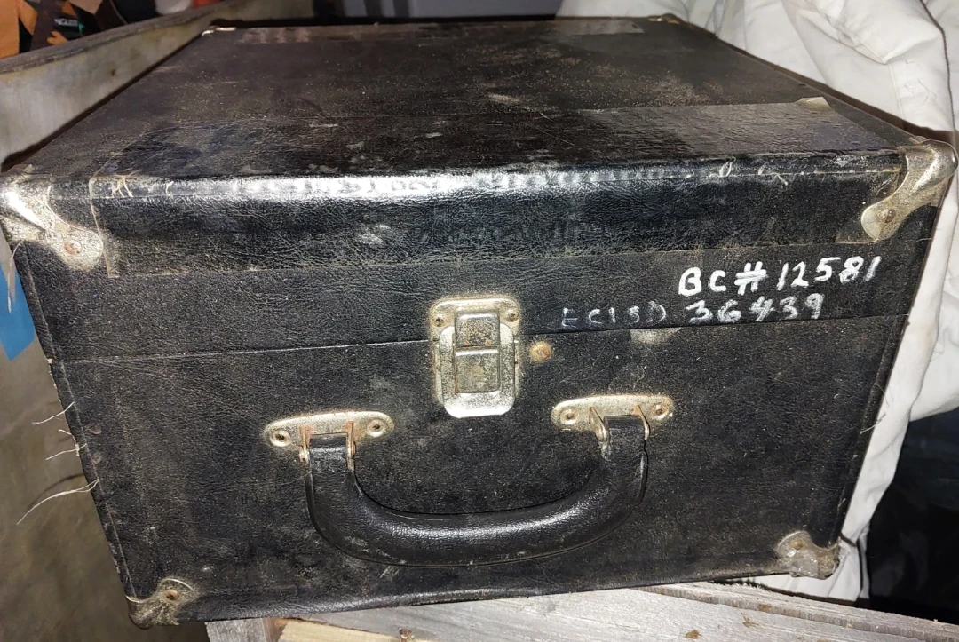 Antique Suitcase Record Player🏈 - photo 5