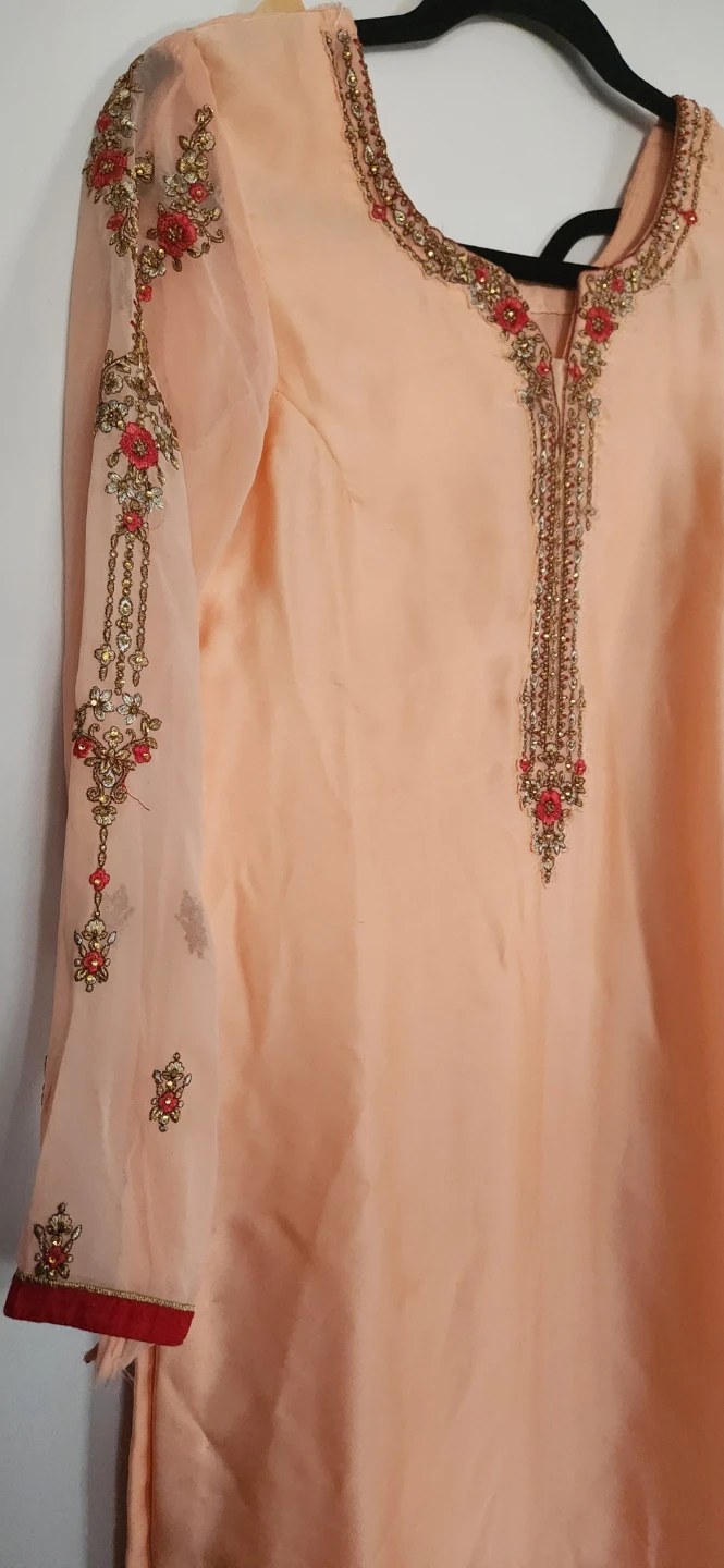 Embroidered peach kameez with red dupatta - photo 2