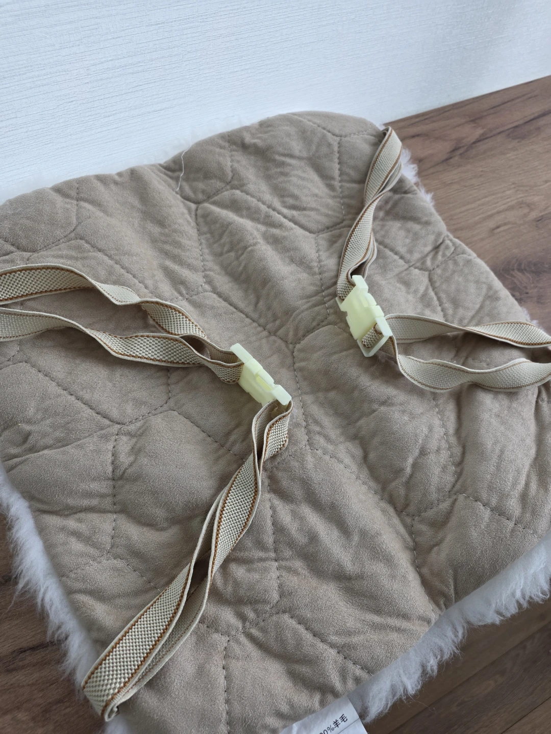 White sheepskin chair pad - photo 2