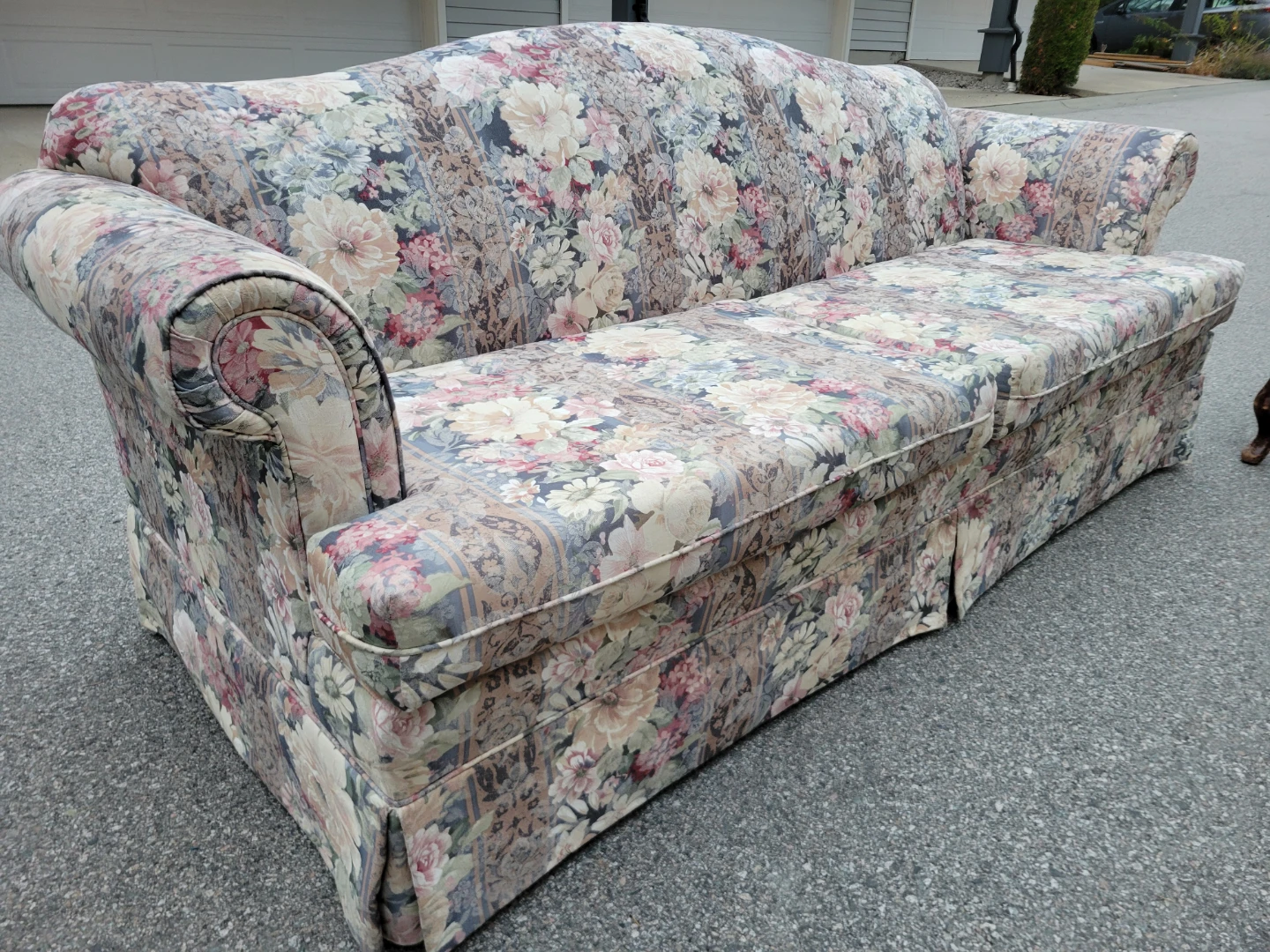 Vintage Floral 3-Seater Sofa / Couch and Matching Armchair Set. - photo 4