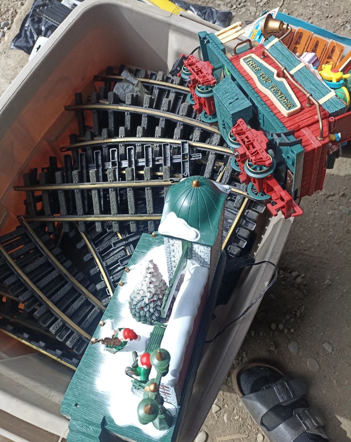 Vintage Train sets.Looks like Two sets.Many new parts. - photo 3