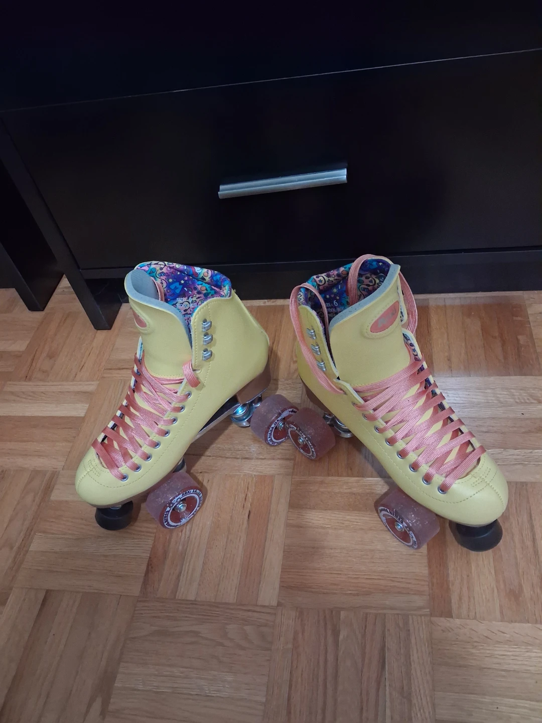 Moxi Beach Bunny Strawberry lemonade skates - photo 2
