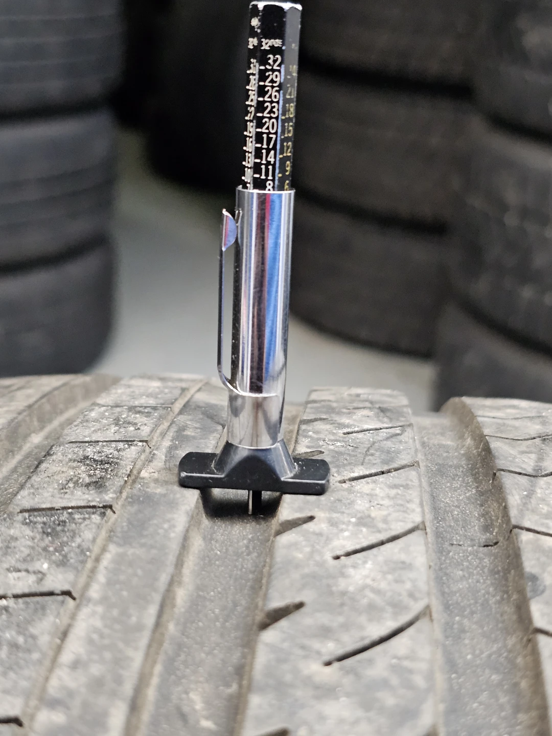 295/35 R20 ALL SEASON TIRE (1 ONLY) - photo 2