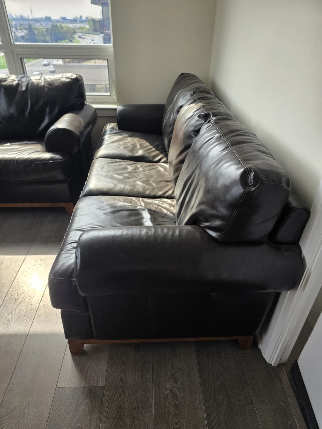 Genuine Leather Sofa Set – 3 Seater + Loveseat – Good Condition - photo 5