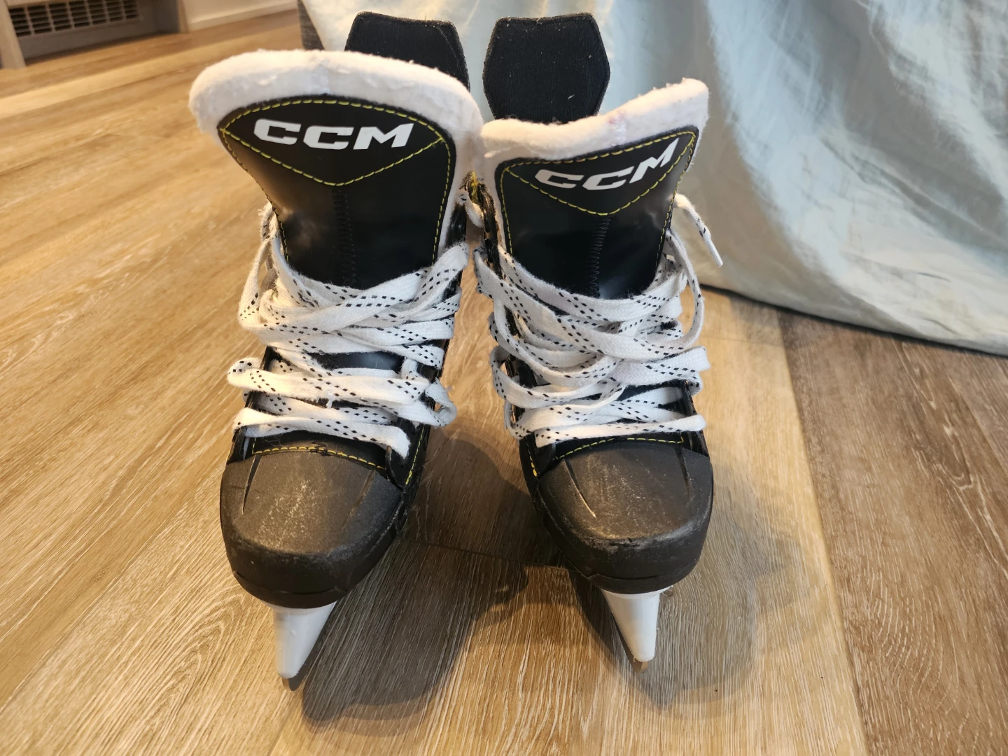 CCM Tacks AS-550 Junior Ice Skates - Size 1 Regular (With Box)