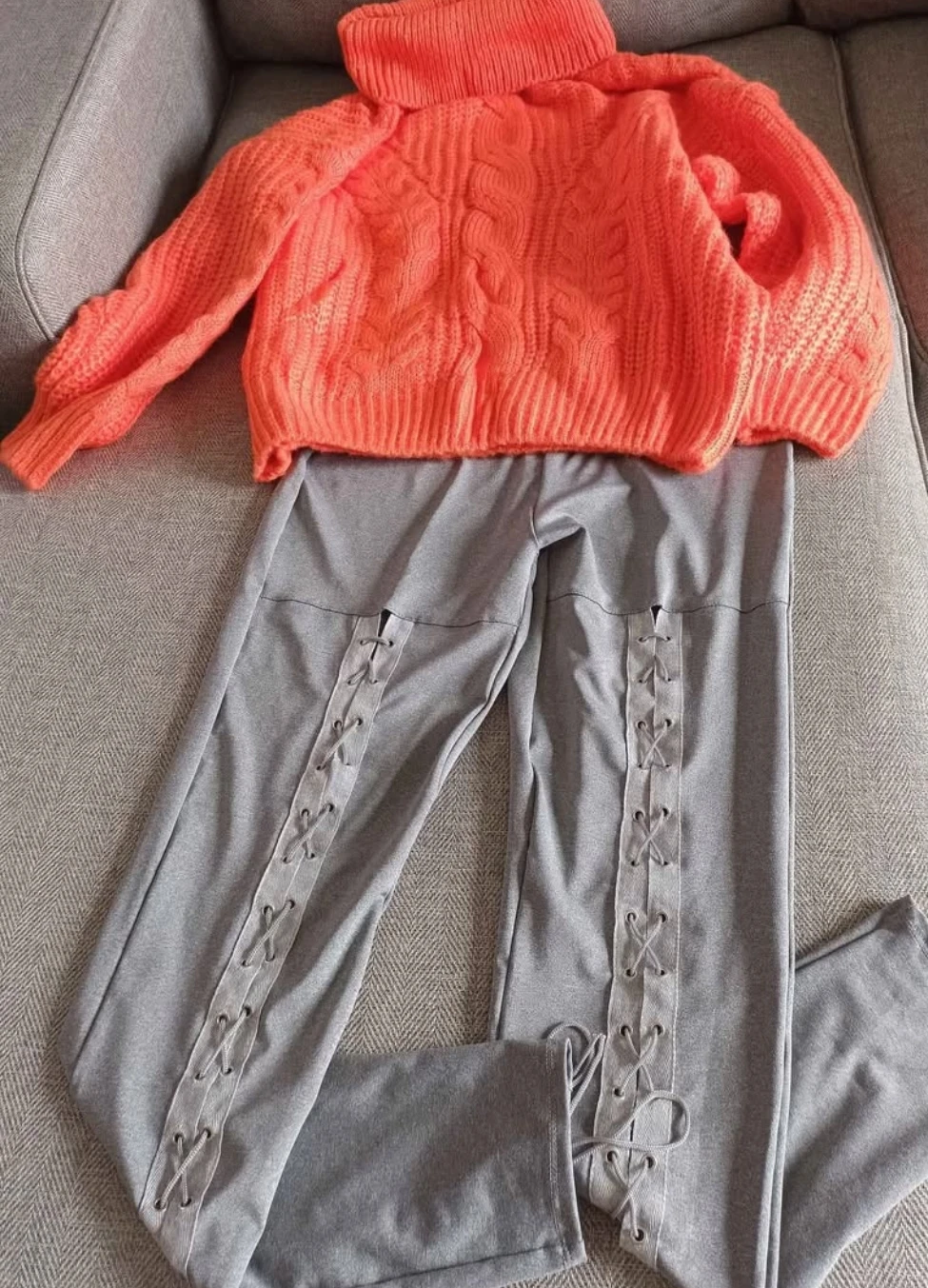 🏈Grey Lace-Up Leggings — Size L (Matching Sweater Available!)🏈 - photo 2