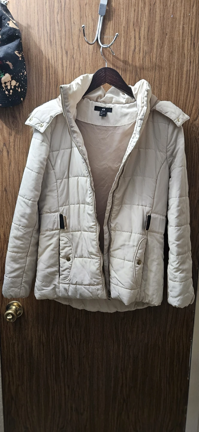 H&M Women's Beige Puffer Jacket