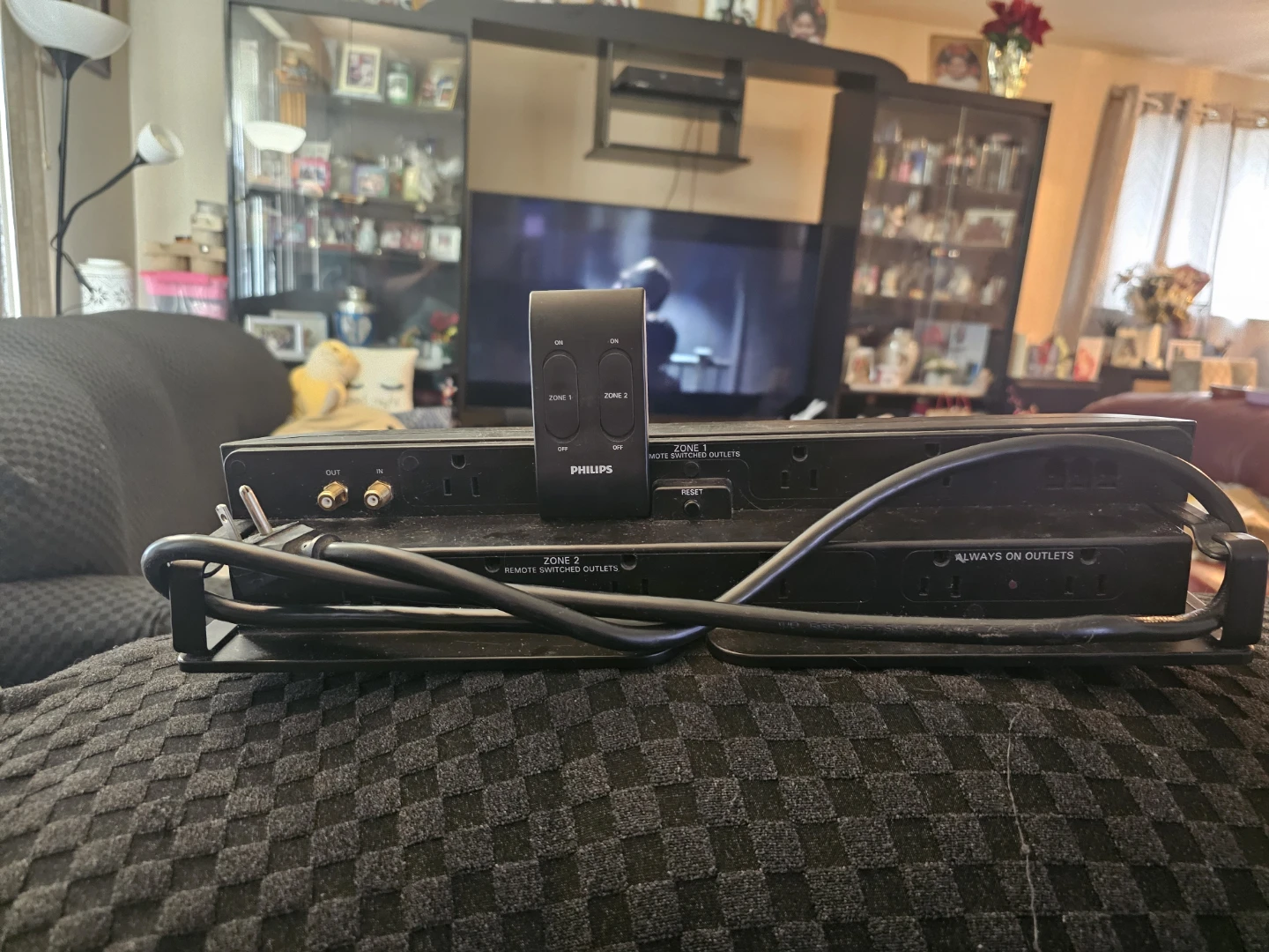 Phillip 2 Zone Power bar with remote control - photo 2