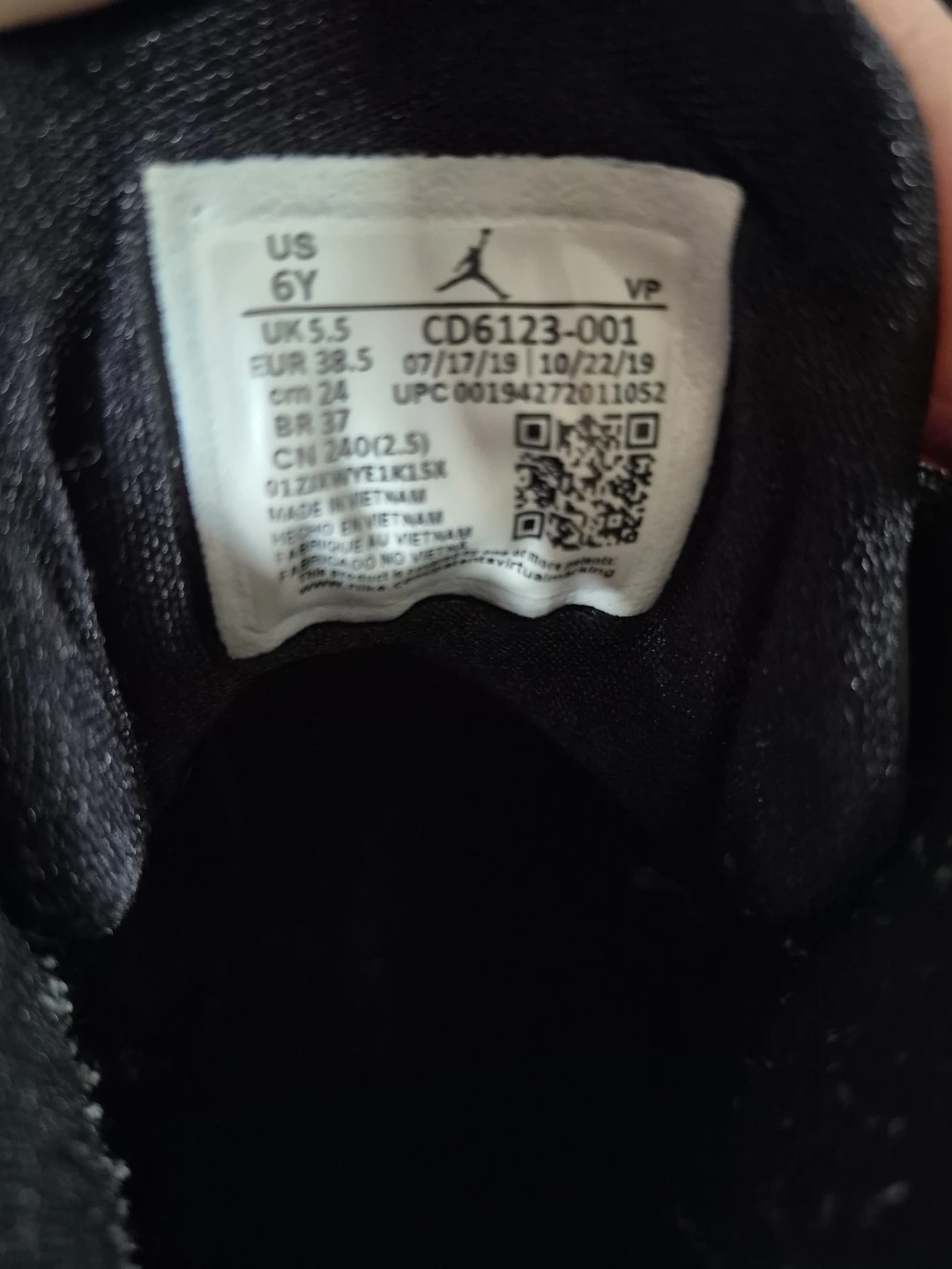Jordan Shoes Black Red Size 6Y - photo 2