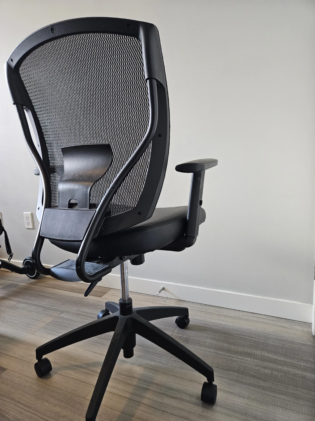 Black Ergonomic Mesh Office Chair - photo 4