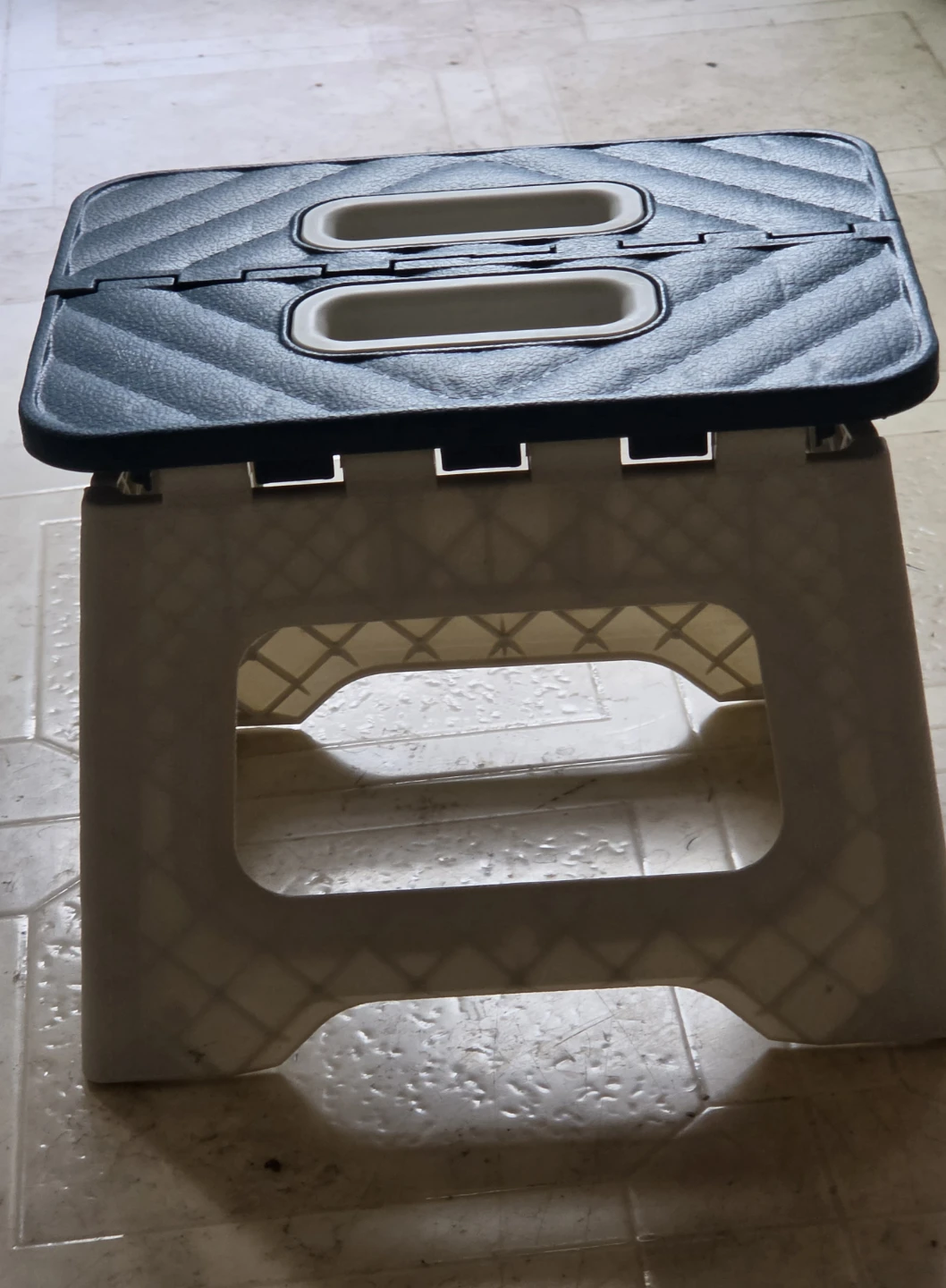 New Foldable Plastic Stool - photo 2