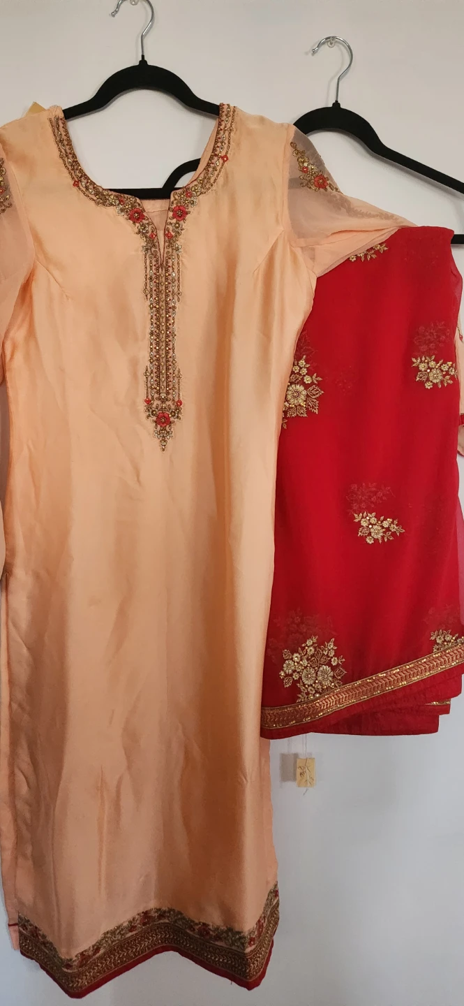 Embroidered peach kameez with red dupatta - photo 5