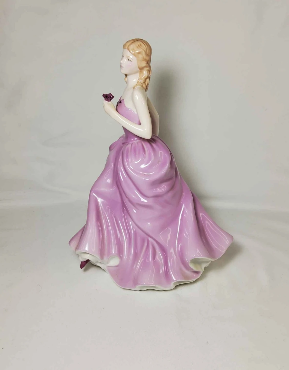 Royal Doulton Figurine pretty Ladies Victoria - photo 3