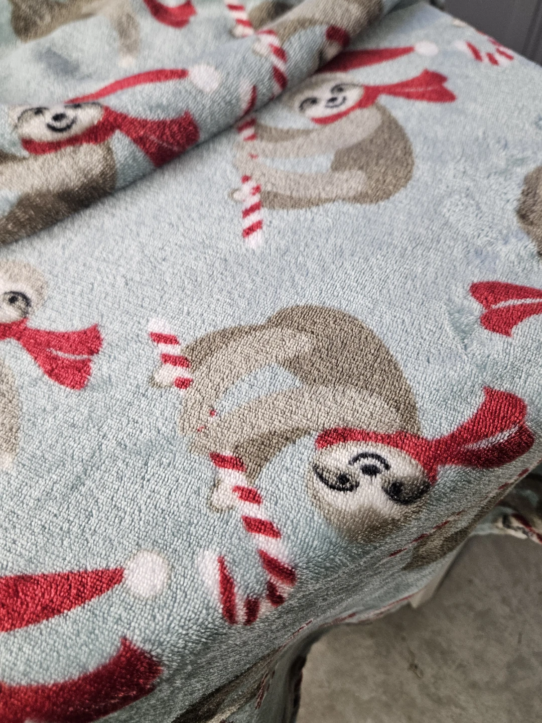 Christmas Sloth Print Throw Blanket - photo 2