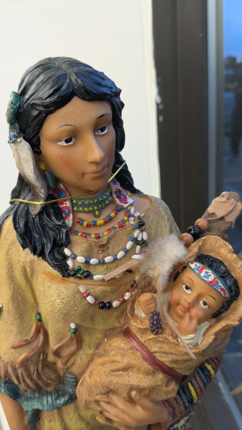 Beautiful mother and son figurine - photo 4