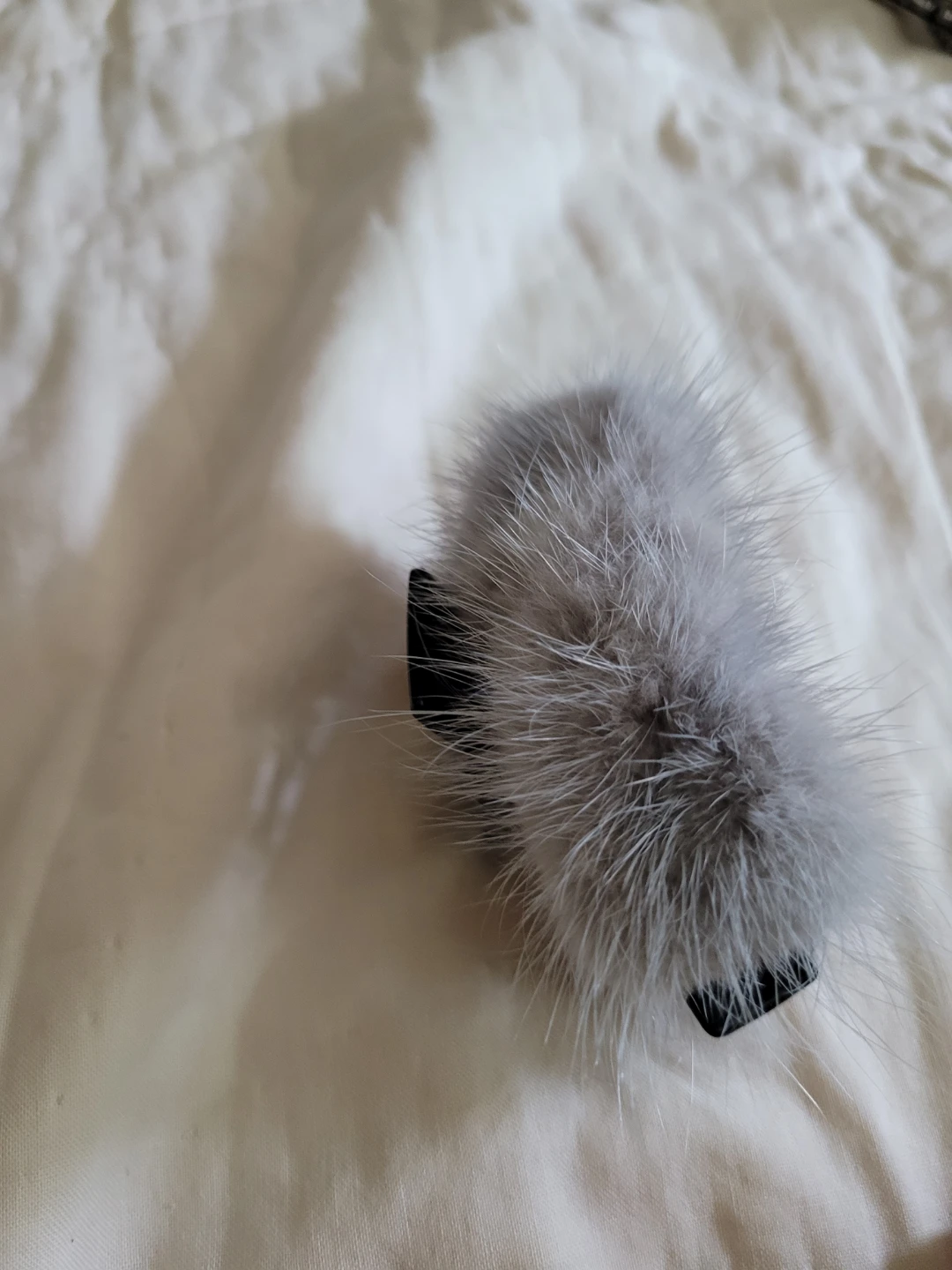 Grey faux fur hair claw clip🏈