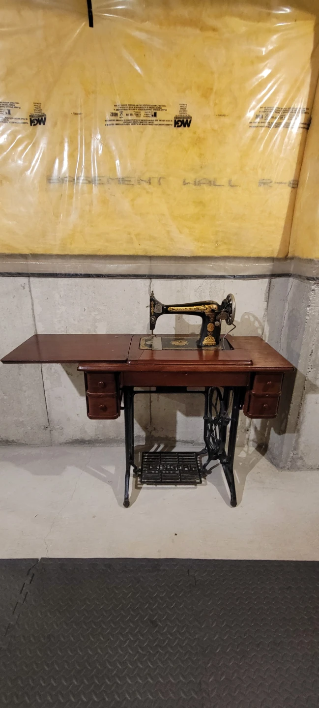 Antique Singer sewing machine with cabinet - photo 3
