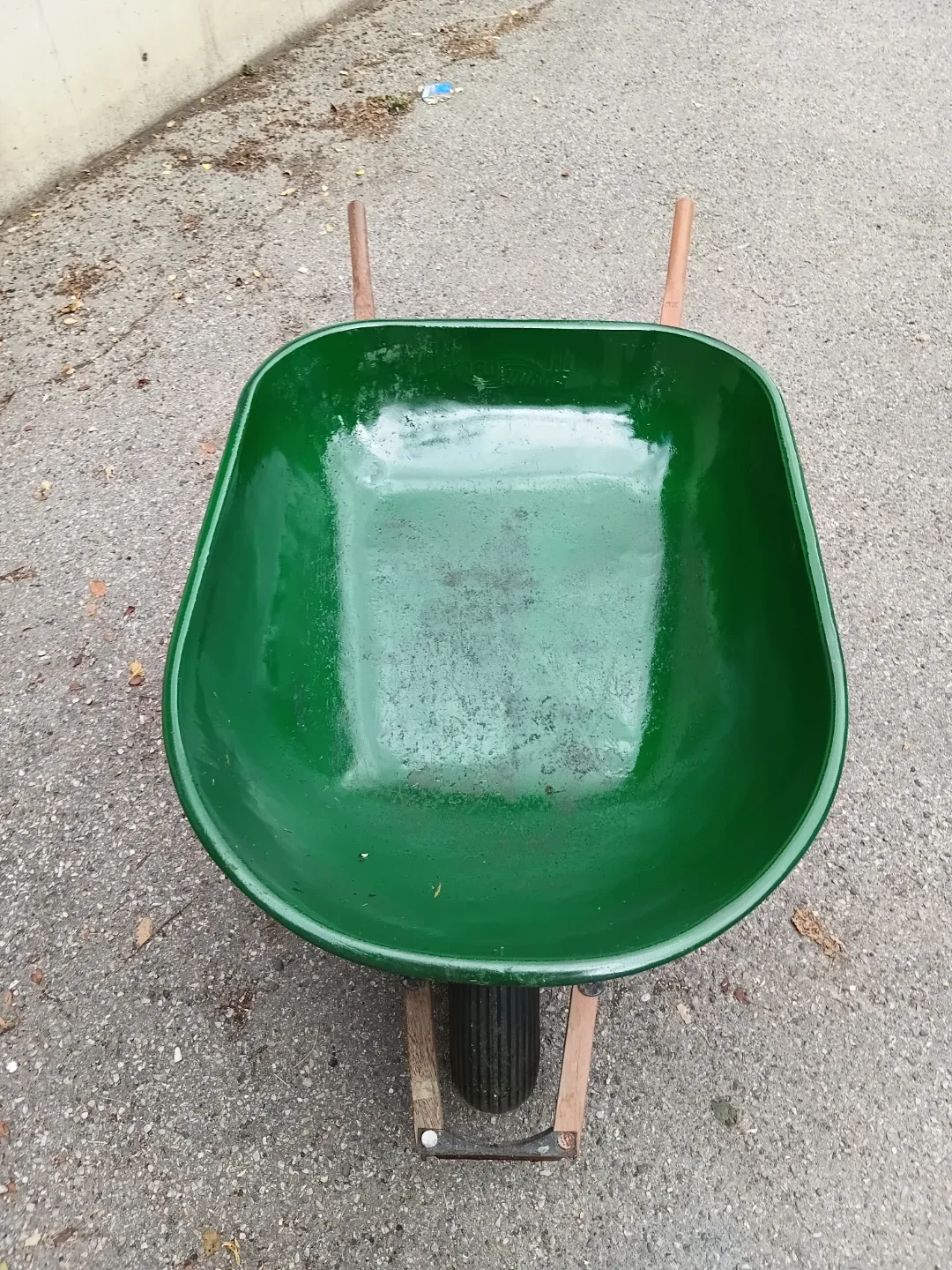 Sturdy Green Metal Garden Wheelbarrow - photo 2