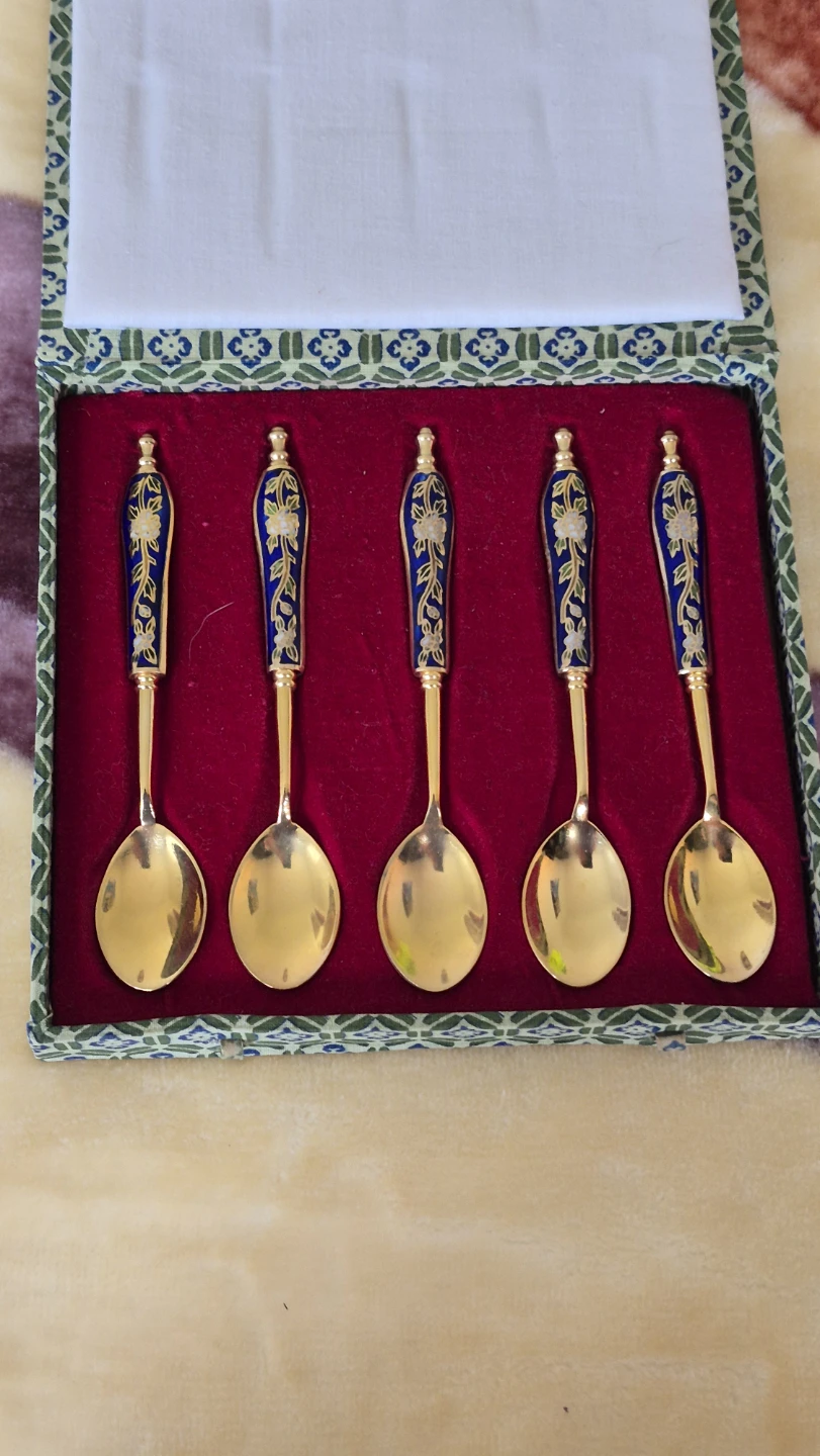 Set of 5 decorative gold-tone teaspoons