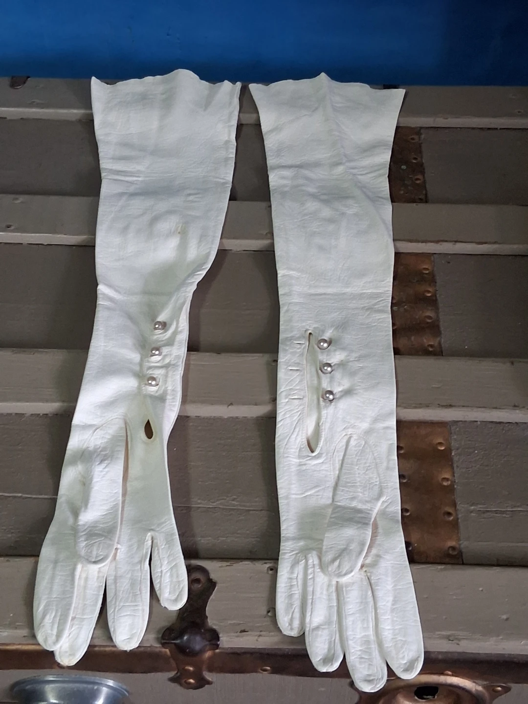 Sexy antique White Leather Opera/ wedding Gloves with Pearls.