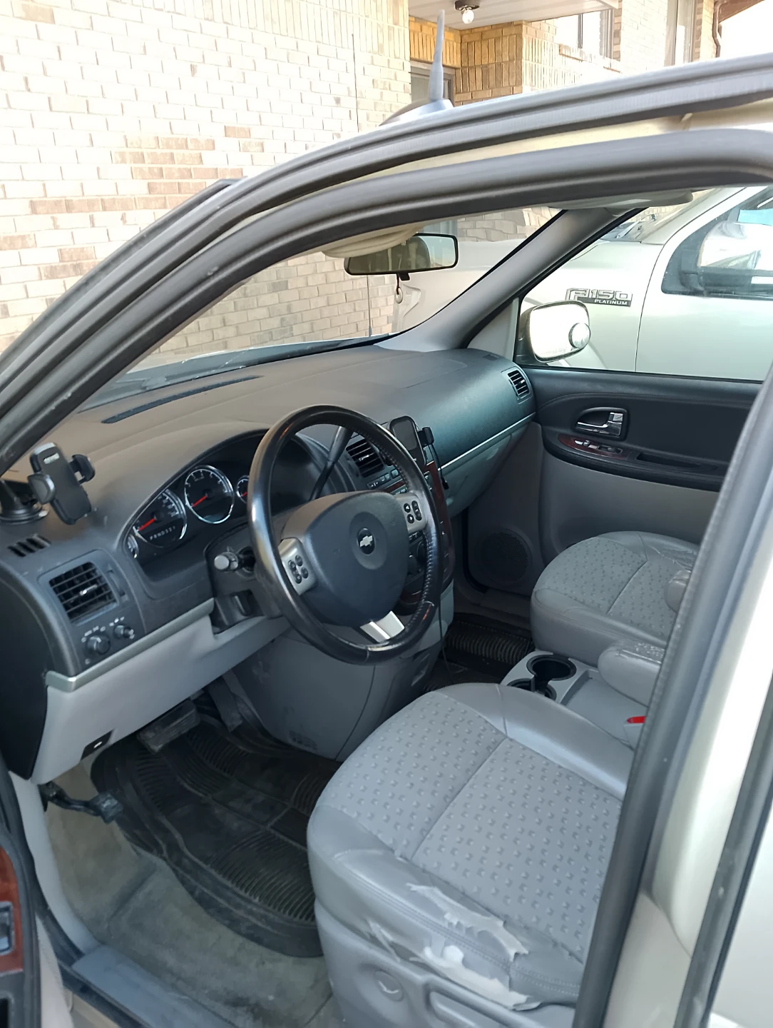 Chevrolet Uplander Minivan - photo 2